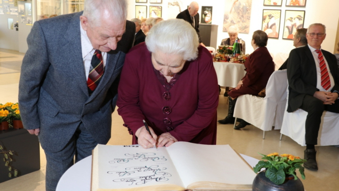 Divi seniori parakstās Goda grāmatā