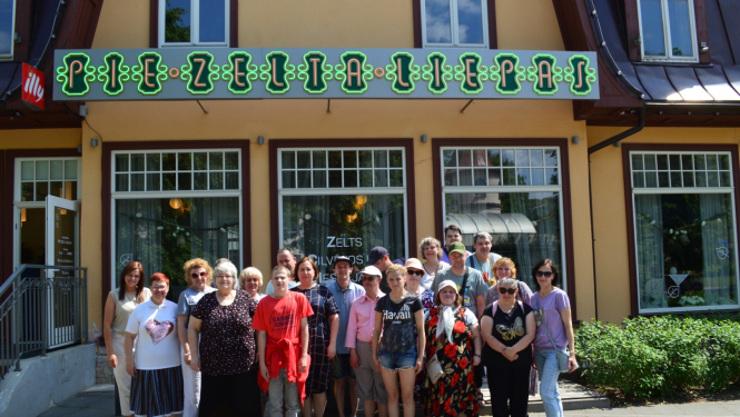 Cilvēki pie kafejnīcas Zelta liepa Ogrē 29.05.2024.