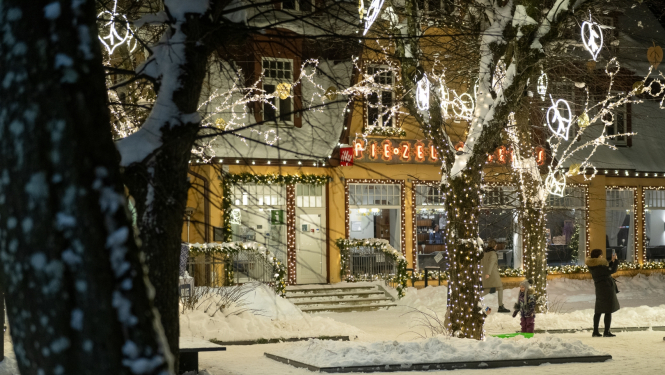 Ēka Brīvības iela 18, Ogre, kafejnīca "Pie zelta liepas" izrotāta Ziemassvētku noskaņās 12.2023.