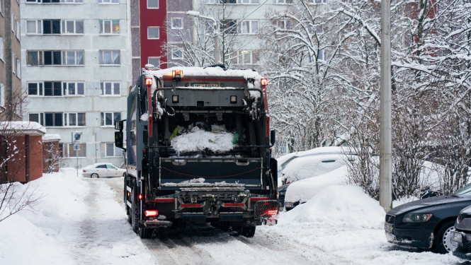Atkritumu mašīna ziemā