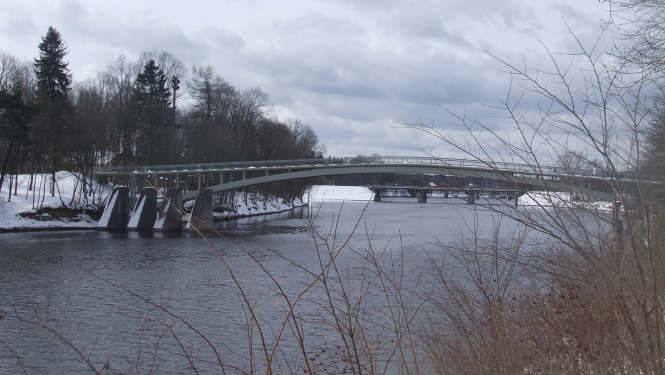 Ziema Ogres upe, līkais tilts