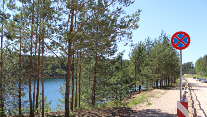 Pie Dubkalnu ūdenskrātuves uzstādītas jaunas ceļa zīmes