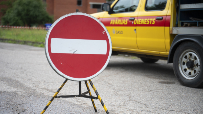 Gāzes piegādes uzņēmums Gaso. Avārijas dienesta auto un ceļa zīme "iebraukt aizliegts"