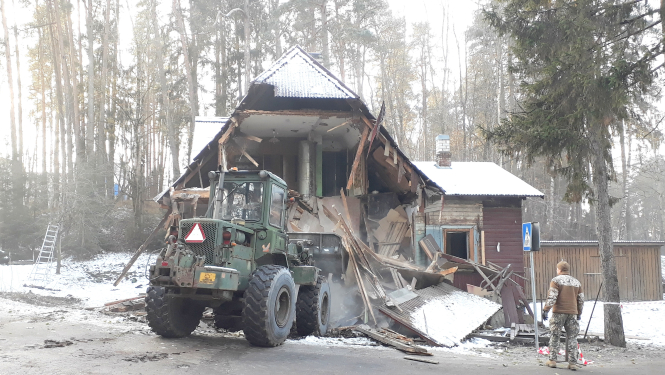 Uzsākta ēkas nojaukšana Zinību ielā 8, Ogrē