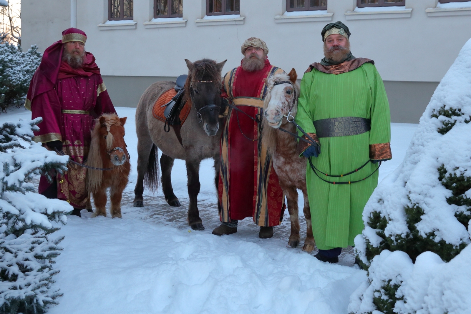 3 austrumu gudrie ar poniju pie Ogres Katoļu baznīcas