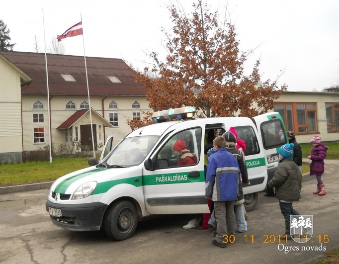 Akcijas "Esi redzams" laikā pašvaldības policijas darbinieki dodas pie bērniem