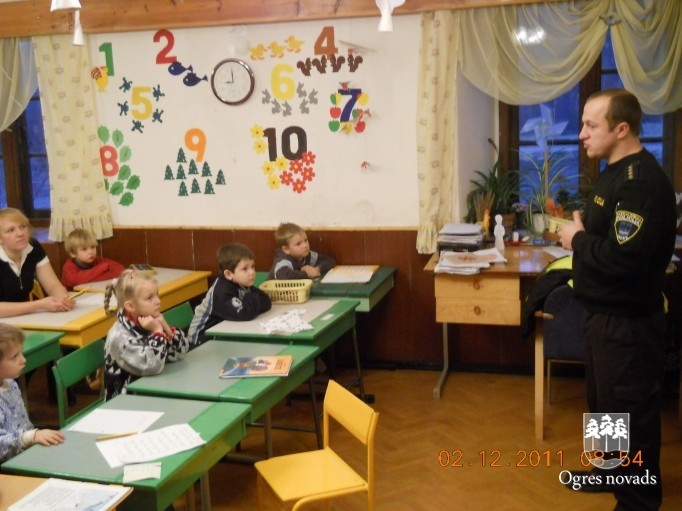 Akcijas "Esi redzams" laikā pašvaldības policijas darbinieki dodas pie bērniem
