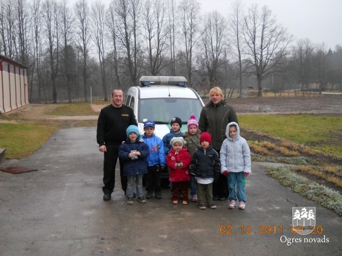 Akcijas "Esi redzams" laikā pašvaldības policijas darbinieki dodas pie bērniem