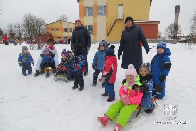 Madlienas pirmsskolā „Taurenītis” svin Sniega dienu