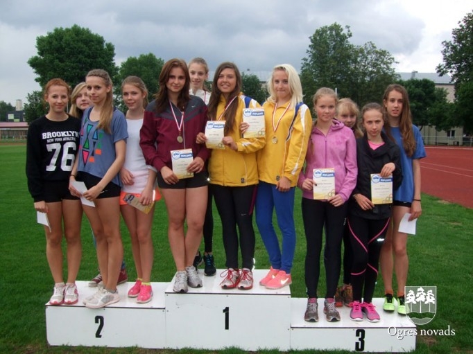 Jaunie vieglatlēti gatavojas Latvijas čempionātam