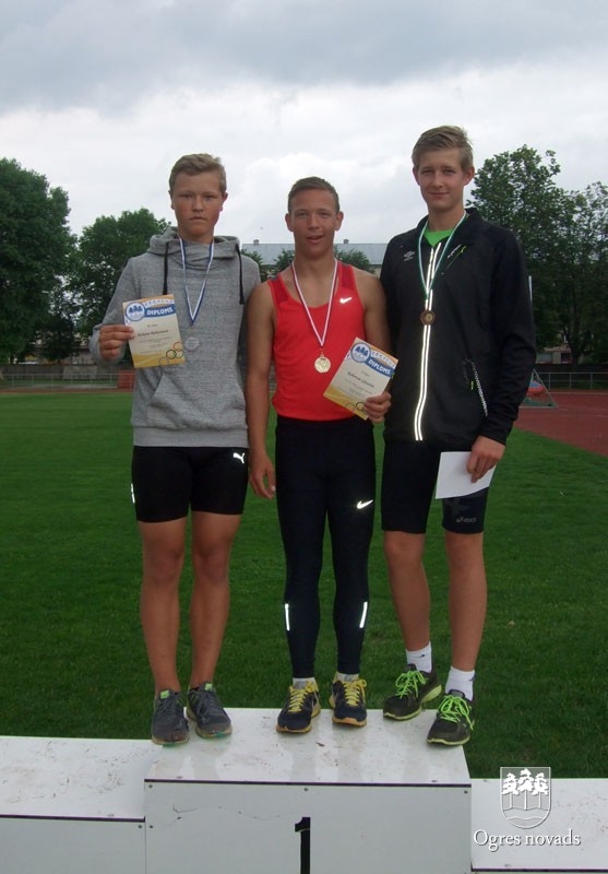 Jaunie vieglatlēti gatavojas Latvijas čempionātam