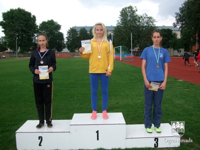 Jaunie vieglatlēti gatavojas Latvijas čempionātam