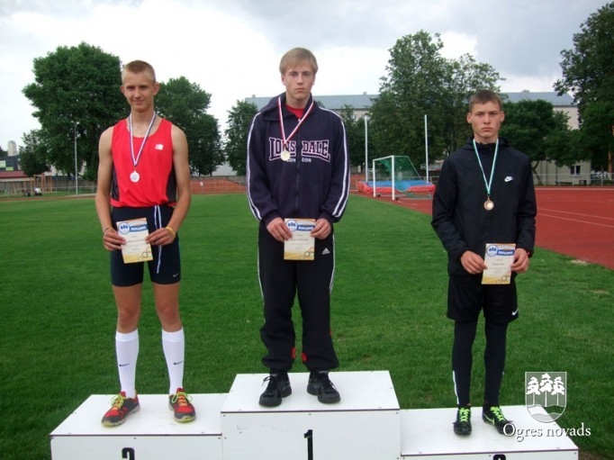 Jaunie vieglatlēti gatavojas Latvijas čempionātam
