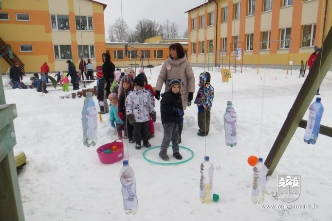 Madlienas pirmsskolā „Taurenītis” svin Sniega dienu