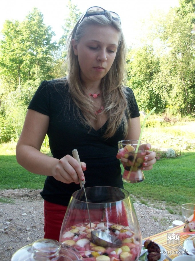 Tumsas aizsegā...