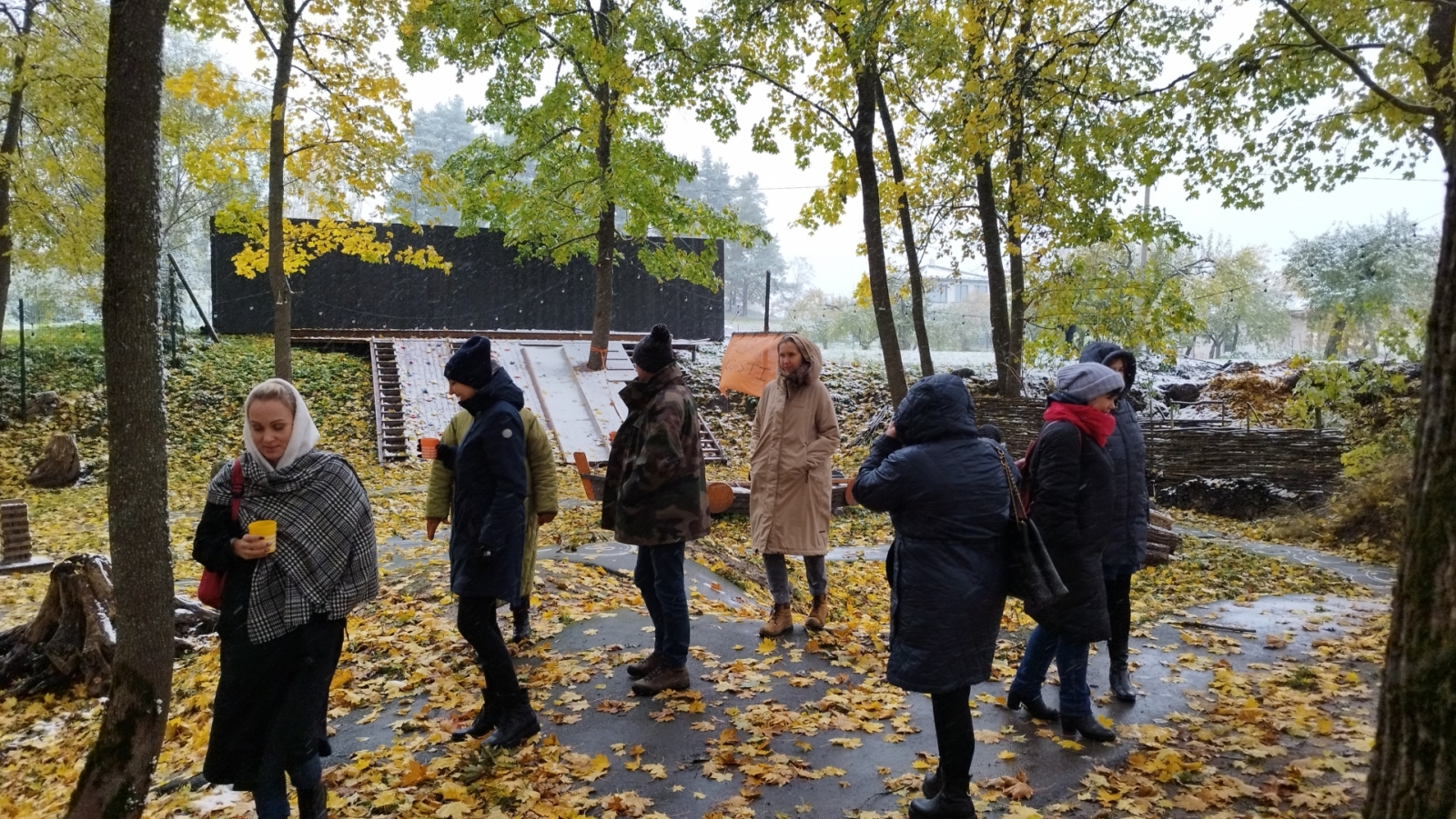 Brauciena dalībnieki izklaides parka “Kļavu krasti” teritorijā