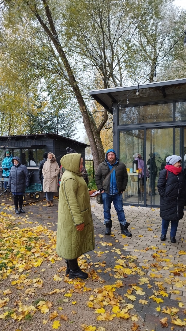 Brauciena dalībnieki pie izklaides parka “Kļavu krasti” ēkām