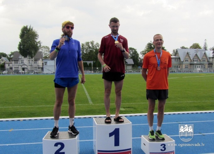 Ogres novada vieglatlētikas senioriem 12 medaļas Pērnavā