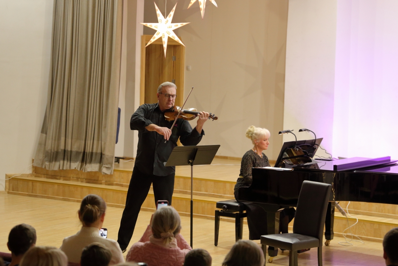 Uzstājas vijolnieks Raimonds Ozols ar koncertmeistari Agiju Ozoliņu-Kozlovsku pie klavierēm