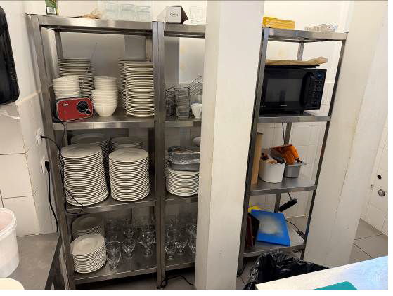 Virtuves plaukti ar traukiem un aprīkojumu