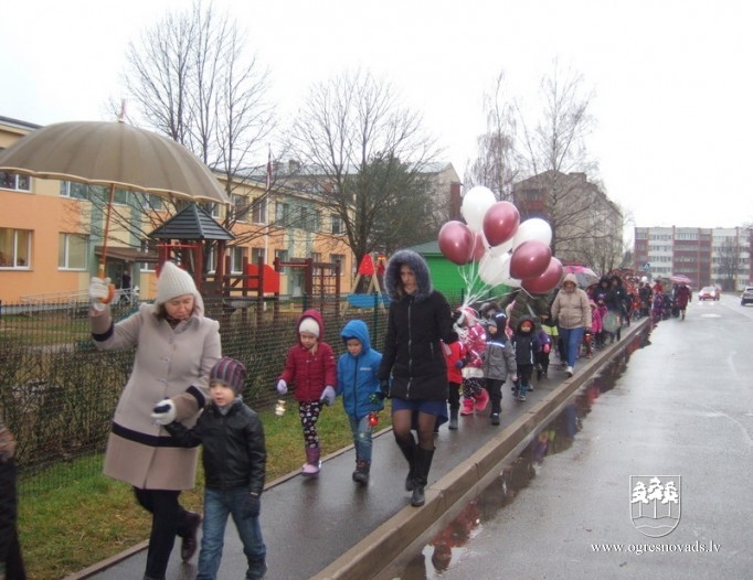 “Zelta sietiņa“ bērni ieskandina Latvijas 99.dzimšanas dienu!