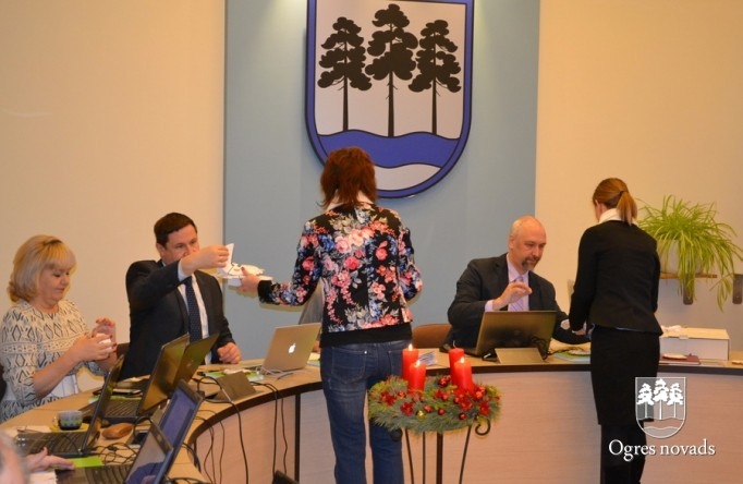 Ogres novada domes deputāti ziedo labdarībai