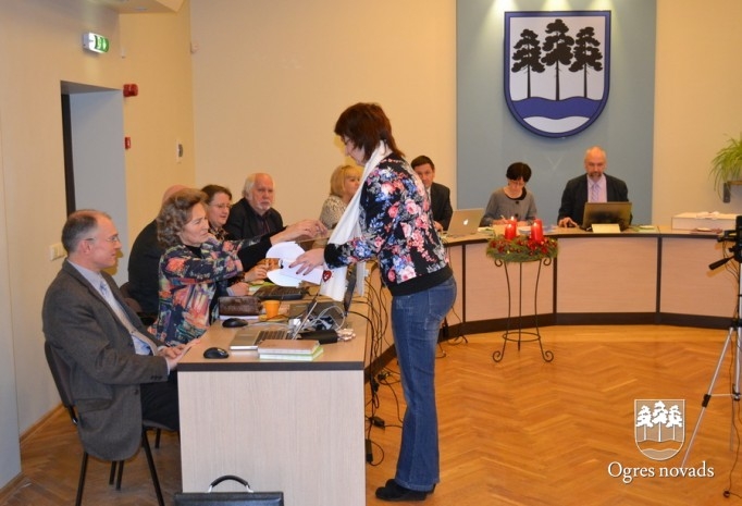 Ogres novada domes deputāti ziedo labdarībai