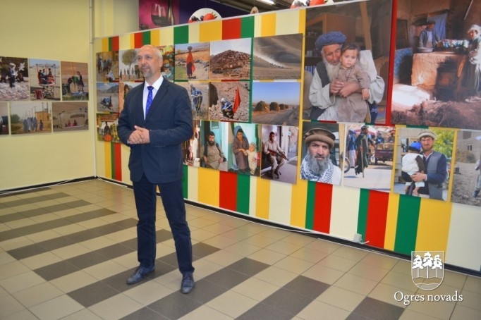 Egila Helmaņa fotogrāfiju izstādes “Atvadas no Afganistānas” atklāšana