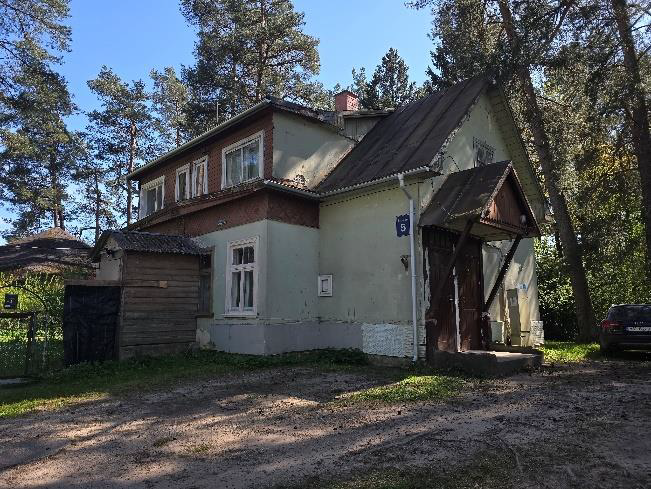 Ēkas ārpuse ar pagalmu