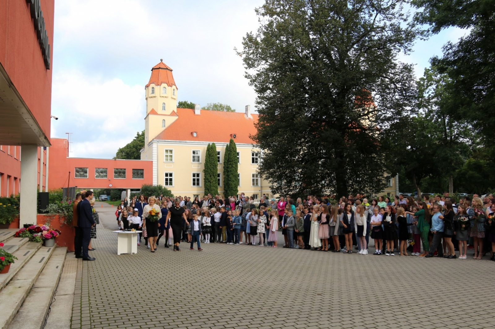 Suntažu vidusskolas skolēni pie skolas sagaida pirmklasniekus