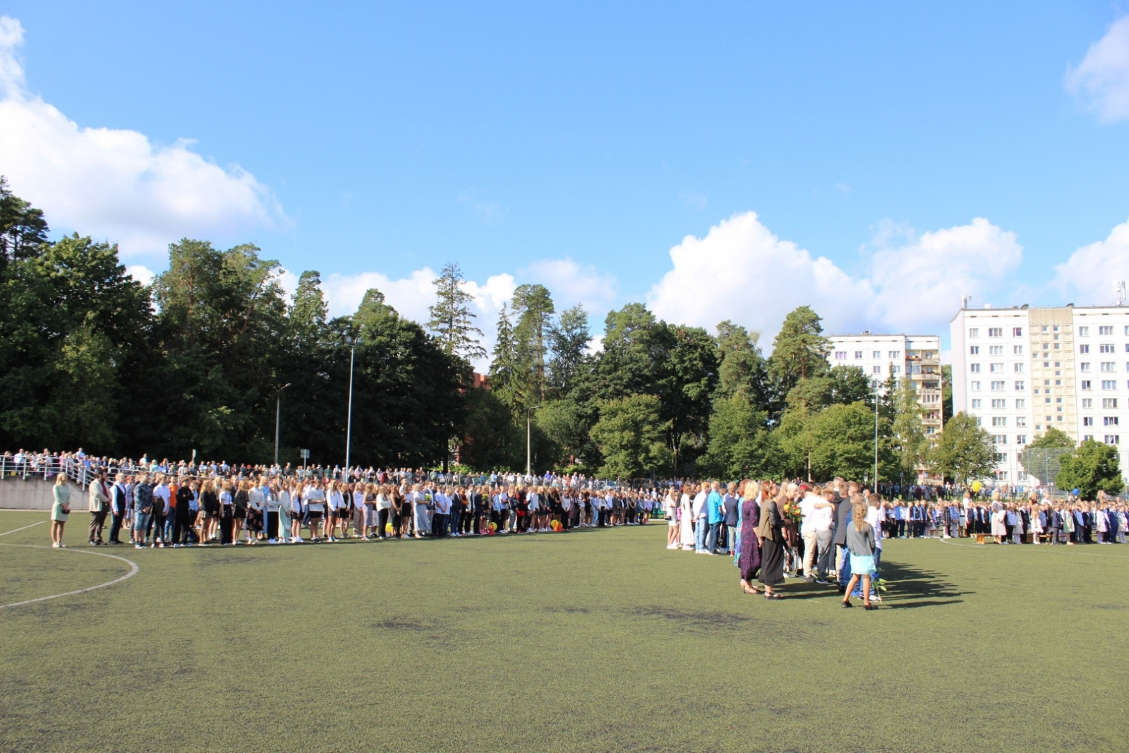 Ogres centra pamatskolas audzēkņi un pedagogi pulcējas skolas stadionā