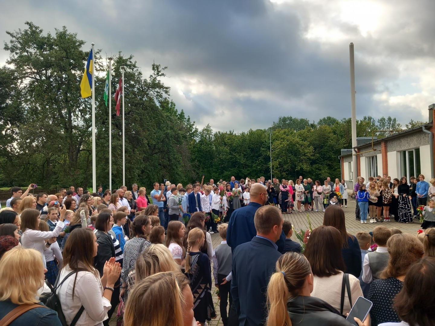 Skolēni un vecāki pie Ogresgala pamatskolas