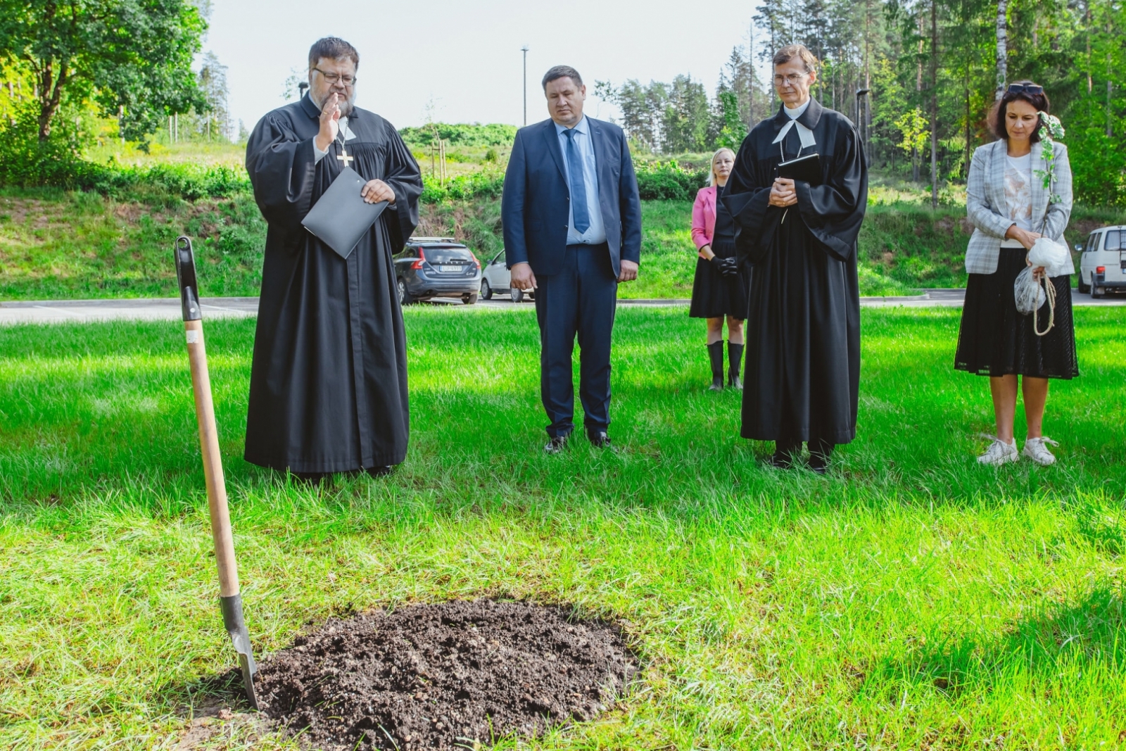 Mācītāji iesvēta Glika ozola stādīšanas vietu