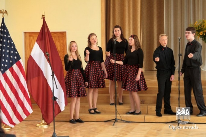 Militārie inženieri pabeidz Ogres 1.vidusskolas jumta remontdarbus