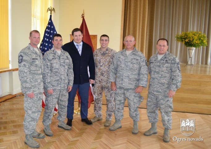 Militārie inženieri pabeidz Ogres 1.vidusskolas jumta remontdarbus