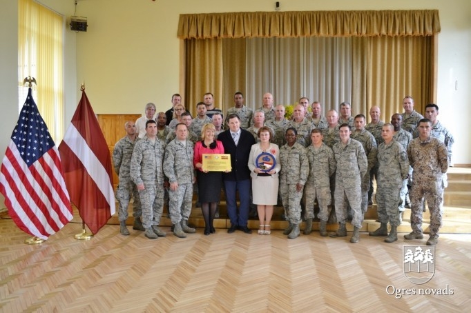 Militārie inženieri pabeidz Ogres 1.vidusskolas jumta remontdarbus