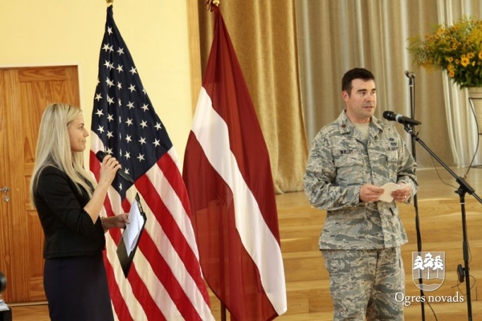 Militārie inženieri pabeidz Ogres 1.vidusskolas jumta remontdarbus