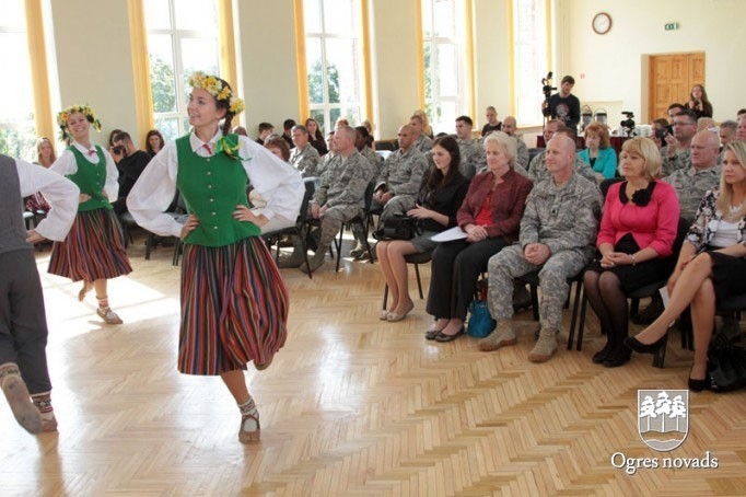 Militārie inženieri pabeidz Ogres 1.vidusskolas jumta remontdarbus