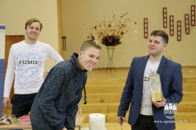 Ogres 1. vidusskolā sporto un eksperimentē