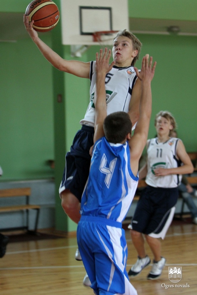 Ogres novada basketbolistu spēle pret Rīgas izlasi