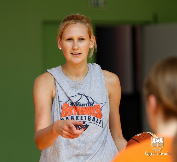 Basketbolistes K.Štauere un A.Celmiņa vada treniņus meitenēm