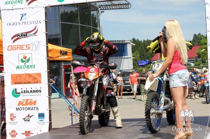 Ogres un Ikšķiles novadā sacenšas enduro braucēji