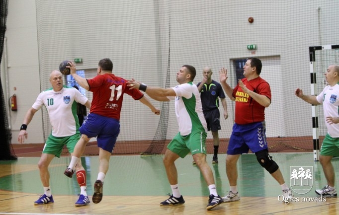 Ogres handbola senioriem trīs uzvaras un 2.vieta