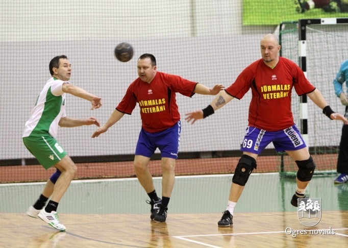 Ogres handbola senioriem trīs uzvaras un 2.vieta