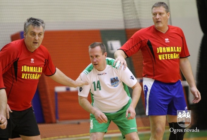Ogres handbola senioriem trīs uzvaras un 2.vieta