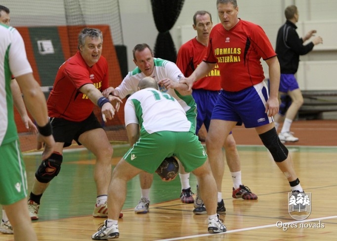 Ogres handbola senioriem trīs uzvaras un 2.vieta