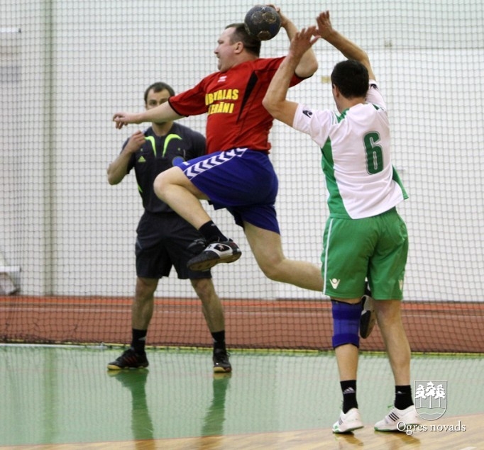 Ogres handbola senioriem trīs uzvaras un 2.vieta