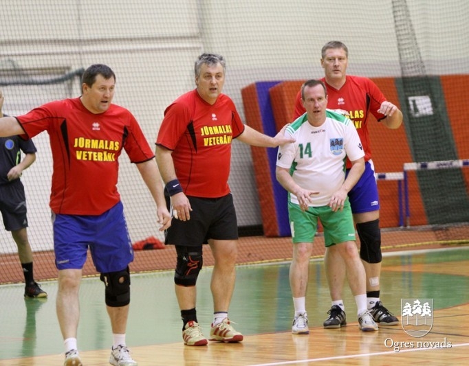 Ogres handbola senioriem trīs uzvaras un 2.vieta