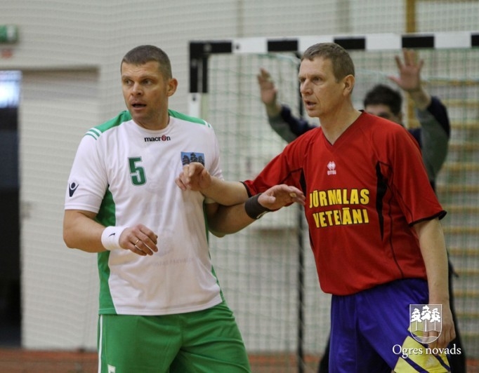 Ogres handbola senioriem trīs uzvaras un 2.vieta