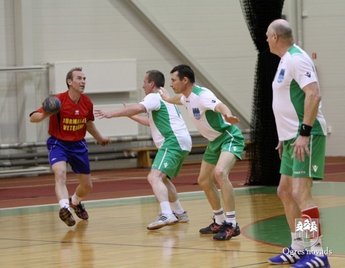 Ogres handbola senioriem trīs uzvaras un 2.vieta